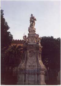 Staua votiva dell'Immacolata sita nell'omonima piazza dietro a quella della Cattedrale. Da notare i fiori che ha in grembo simbolo della fede enorme che ha la citt per l'alma Maria. 