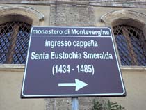 Cartello d'ingresso della Cappella e del Monastero di Santa Eustochia.