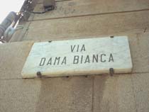 Insegna marmorea con il nome della via, in onore all'apparizione della Dama Bianca.